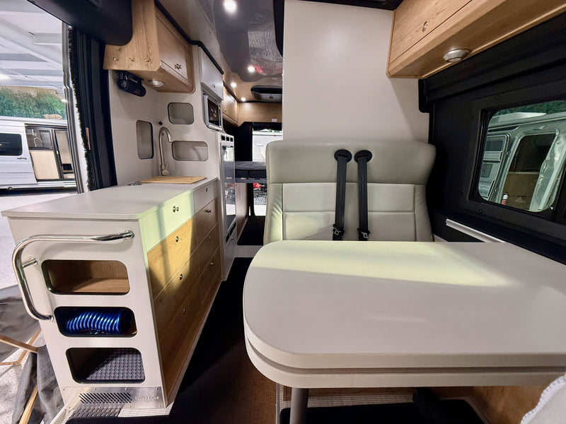 2025 Airstream Rangeline 23