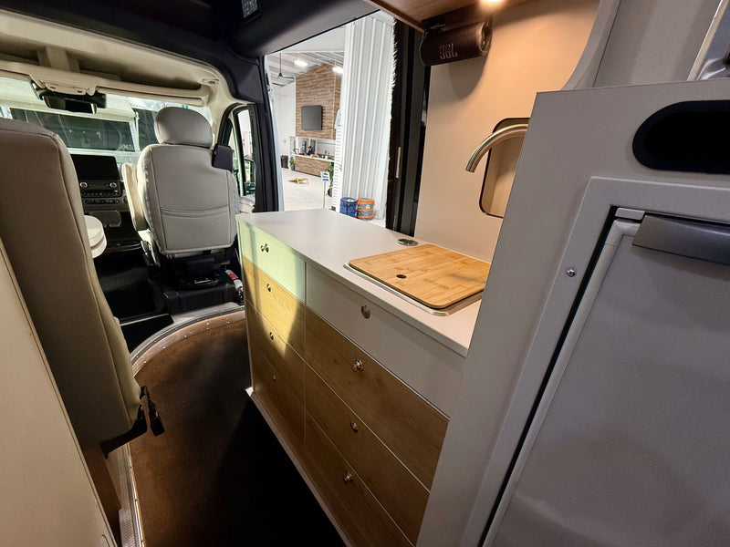 2025 Airstream Rangeline 23