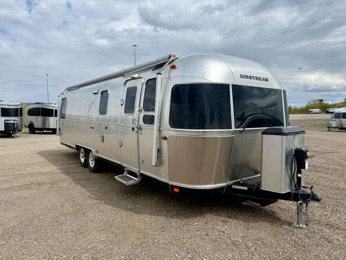 
Used 2022 Airstream Classic 30RB Travel Trailer - Comfort White Exterior - Earl Grey Interior - VIN: 1STJBYP22NJ559881 - Stock #RC1001
