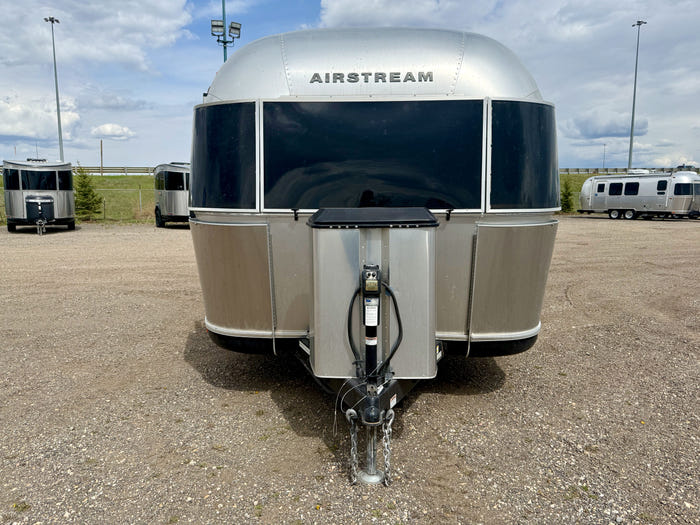 
Used 2022 Airstream Classic 30RB Travel Trailer - Comfort White Exterior - Earl Grey Interior - VIN: 1STJBYP22NJ559881 - Stock #RC1001