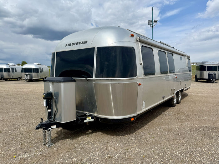 
Used 2022 Airstream Classic 30RB Travel Trailer - Comfort White Exterior - Earl Grey Interior - VIN: 1STJBYP22NJ559881 - Stock #RC1001
