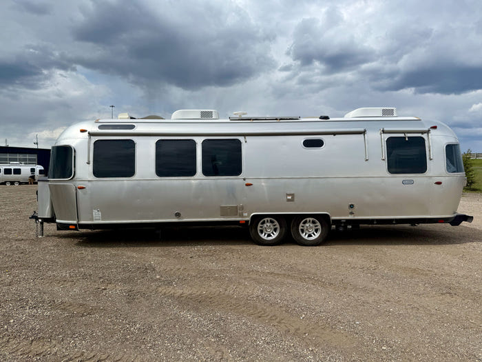 
Used 2022 Airstream Classic 30RB Travel Trailer - Comfort White Exterior - Earl Grey Interior - VIN: 1STJBYP22NJ559881 - Stock #RC1001