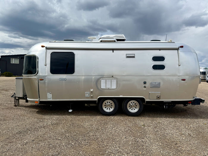 
Used 2020 Airstream Globetrotter 23FB Travel Trailer - VIN: 1STKNYG27LJ550117 - Stock #RP1002A