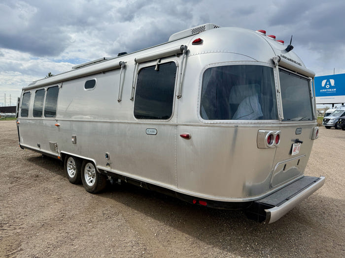 
Used 2022 Airstream Classic 30RB Travel Trailer - Comfort White Exterior - Earl Grey Interior - VIN: 1STJBYP22NJ559881 - Stock #RC1001