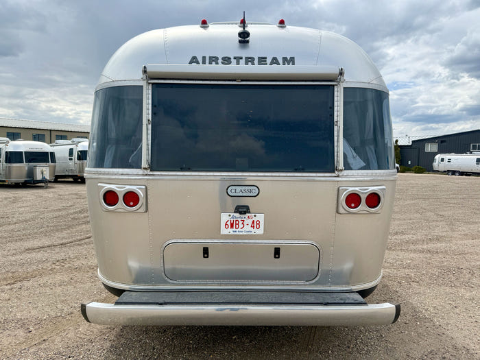
Used 2022 Airstream Classic 30RB Travel Trailer - Comfort White Exterior - Earl Grey Interior - VIN: 1STJBYP22NJ559881 - Stock #RC1001
