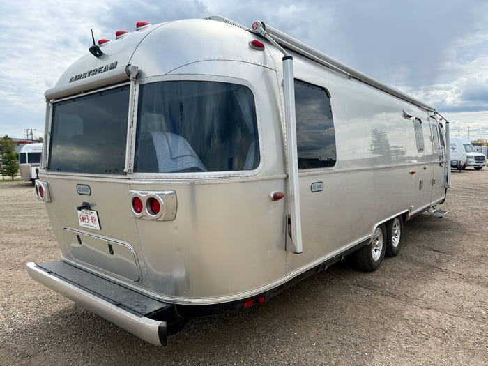 
Used 2022 Airstream Classic 30RB Travel Trailer - Comfort White Exterior - Earl Grey Interior - VIN: 1STJBYP22NJ559881 - Stock #RC1001