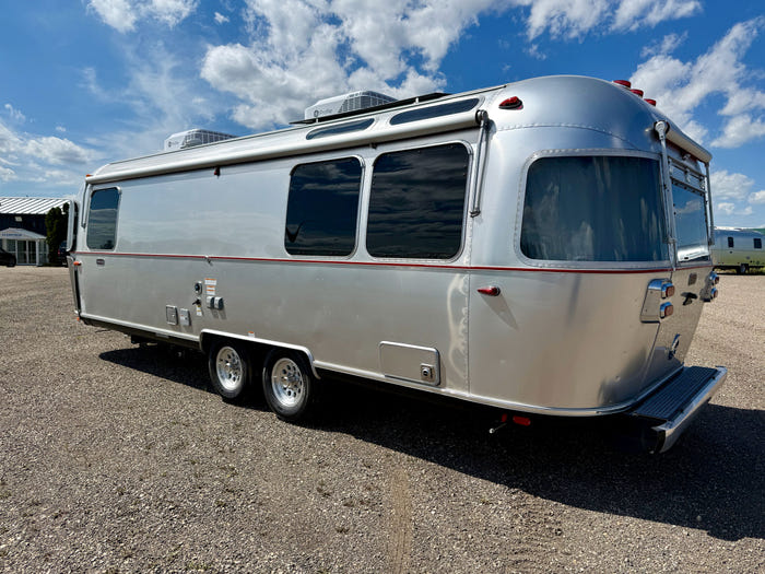 
New 2026 Airstream Stetson 27FBT Travel Trailer - Stetson/6666 Exterior - Stetson/6666 Interior - VIN: 1STTFYL20TJ579143 - Stock #R60023