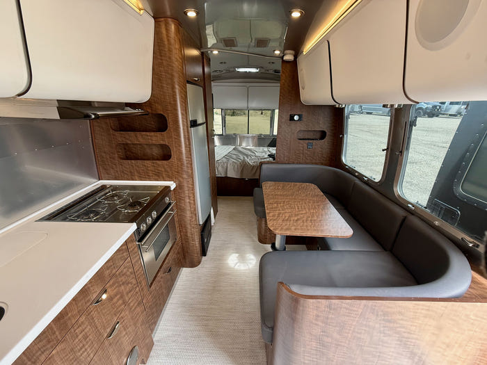 
Used 2020 Airstream Globetrotter 23FB Travel Trailer - VIN: 1STKNYG27LJ550117 - Stock #RP1002A