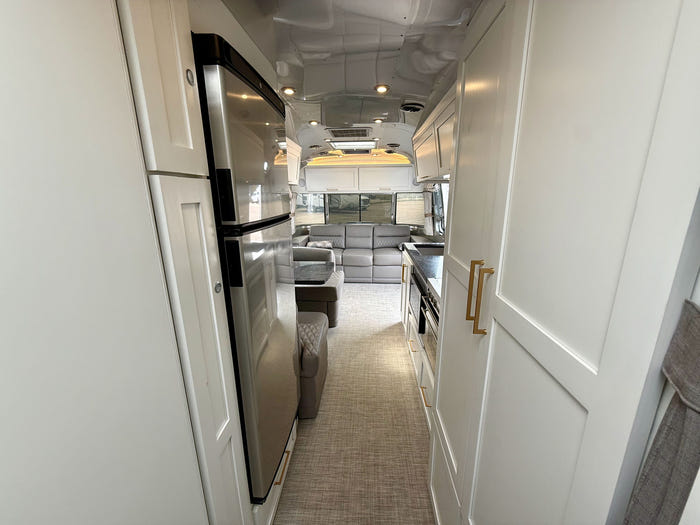 
Used 2022 Airstream Classic 30RB Travel Trailer - Comfort White Exterior - Earl Grey Interior - VIN: 1STJBYP22NJ559881 - Stock #RC1001