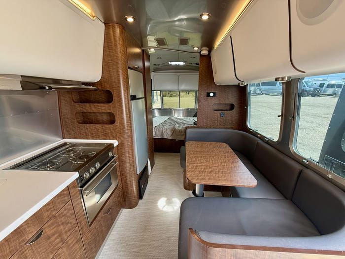 
Used 2020 Airstream Globetrotter 23FB Travel Trailer - VIN: 1STKNYG27LJ550117 - Stock #RP1002A