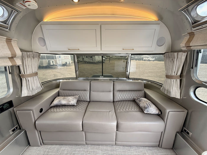 
Used 2022 Airstream Classic 30RB Travel Trailer - Comfort White Exterior - Earl Grey Interior - VIN: 1STJBYP22NJ559881 - Stock #RC1001