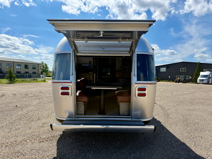 
New 2026 Airstream Stetson 27FBT Travel Trailer - Stetson/6666 Exterior - Stetson/6666 Interior - VIN: 1STTFYL20TJ579143 - Stock #R60023