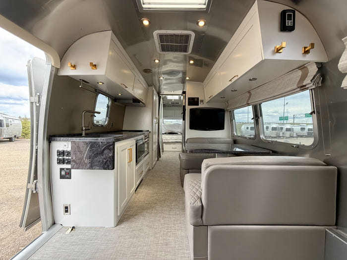 
Used 2022 Airstream Classic 30RB Travel Trailer - Comfort White Exterior - Earl Grey Interior - VIN: 1STJBYP22NJ559881 - Stock #RC1001