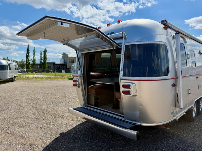 
New 2026 Airstream Stetson 27FBT Travel Trailer - Stetson/6666 Exterior - Stetson/6666 Interior - VIN: 1STTFYL20TJ579143 - Stock #R60023