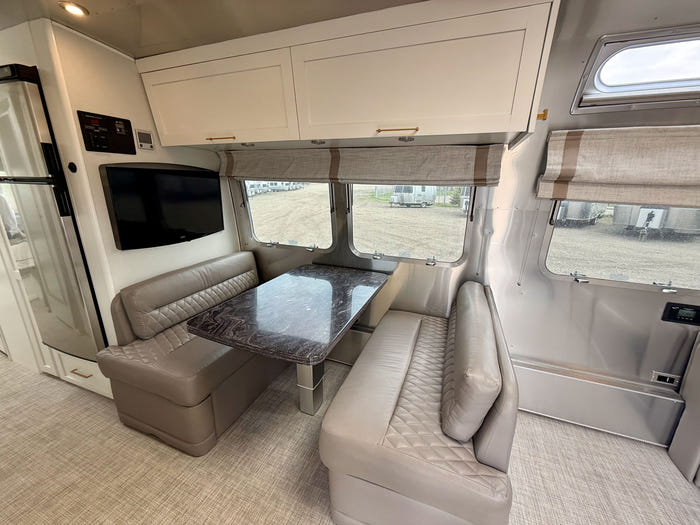 
Used 2022 Airstream Classic 30RB Travel Trailer - Comfort White Exterior - Earl Grey Interior - VIN: 1STJBYP22NJ559881 - Stock #RC1001