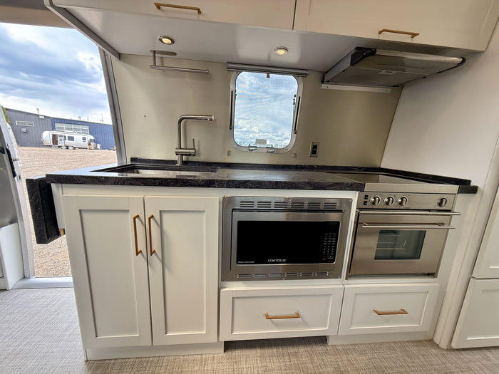 
Used 2022 Airstream Classic 30RB Travel Trailer - Comfort White Exterior - Earl Grey Interior - VIN: 1STJBYP22NJ559881 - Stock #RC1001