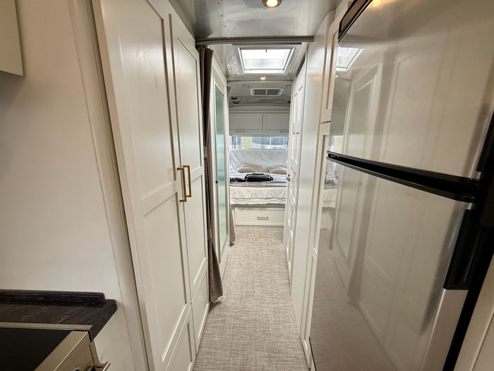 
Used 2022 Airstream Classic 30RB Travel Trailer - Comfort White Exterior - Earl Grey Interior - VIN: 1STJBYP22NJ559881 - Stock #RC1001