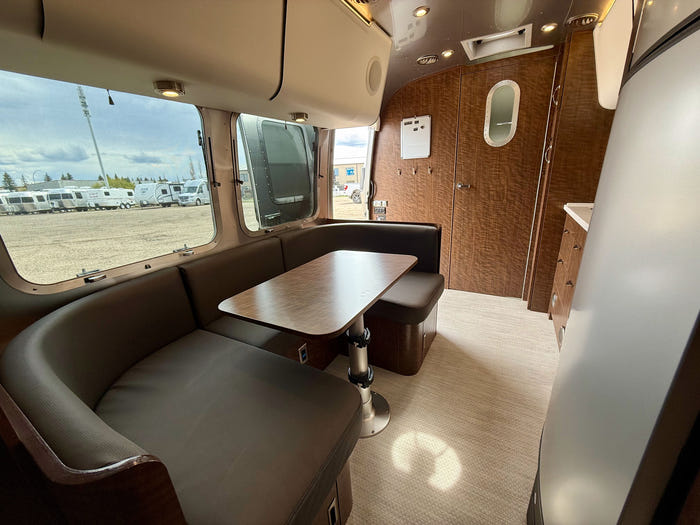 
Used 2020 Airstream Globetrotter 23FB Travel Trailer - VIN: 1STKNYG27LJ550117 - Stock #RP1002A