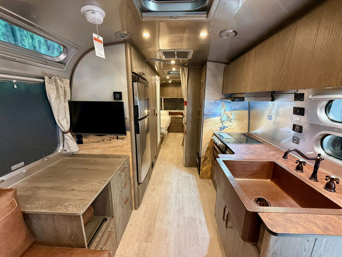 
New 2026 Airstream Stetson 27FBT Travel Trailer - Stetson/6666 Exterior - Stetson/6666 Interior - VIN: 1STTFYL20TJ579143 - Stock #R60023