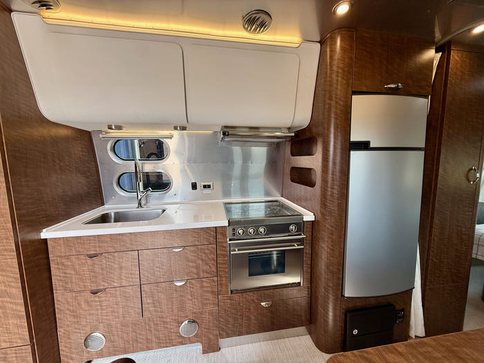 
Used 2020 Airstream Globetrotter 23FB Travel Trailer - VIN: 1STKNYG27LJ550117 - Stock #RP1002A