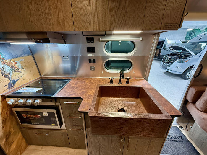 
New 2026 Airstream Stetson 27FBT Travel Trailer - Stetson/6666 Exterior - Stetson/6666 Interior - VIN: 1STTFYL20TJ579143 - Stock #R60023