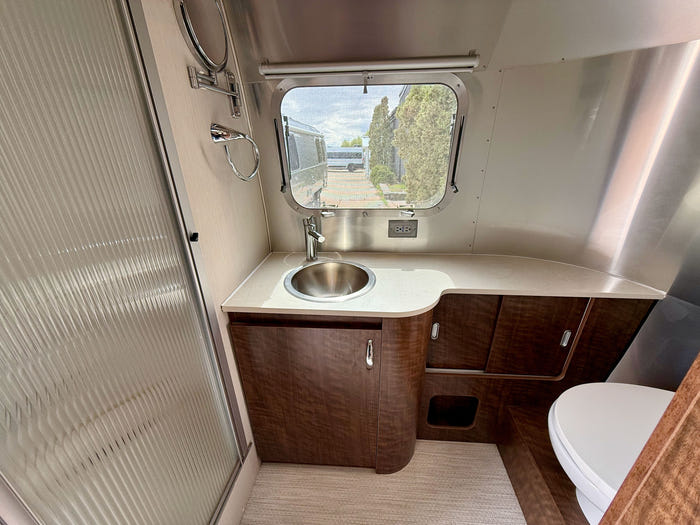 
Used 2020 Airstream Globetrotter 23FB Travel Trailer - VIN: 1STKNYG27LJ550117 - Stock #RP1002A