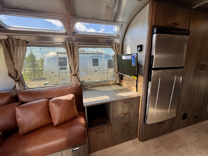 
New 2026 Airstream Stetson 27FBQ Travel Trailer - Stetson/6666 Exterior - Stetson/6666 Interior - VIN: 1STTFYL26TJ580118 - Stock #R60034