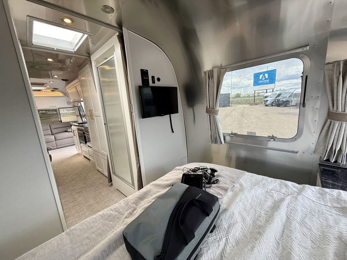 
Used 2022 Airstream Classic 30RB Travel Trailer - Comfort White Exterior - Earl Grey Interior - VIN: 1STJBYP22NJ559881 - Stock #RC1001