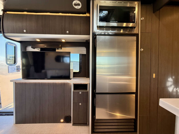 
Used 2021 Airstream Atlas MURPHY Suite Touring Coach - Silver Exterior - Lux White Interior - VIN: 1B9KUWH22MJ306470 - Stock #RC1000