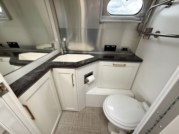 
Used 2022 Airstream Classic 30RB Travel Trailer - Comfort White Exterior - Earl Grey Interior - VIN: 1STJBYP22NJ559881 - Stock #RC1001