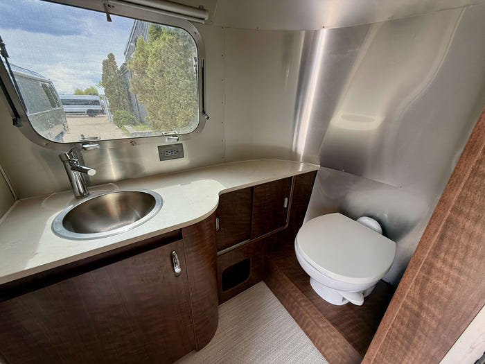 
Used 2020 Airstream Globetrotter 23FB Travel Trailer - VIN: 1STKNYG27LJ550117 - Stock #RP1002A