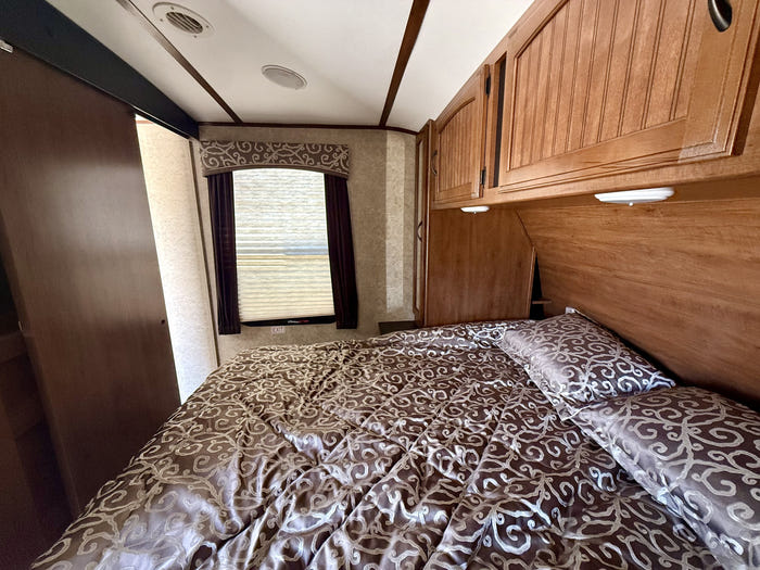 
Used 2016 Airstream White Hawk 28DSBH Travel Trailer - VIN: 1UJBJ0BP8G14C0444 - Stock #R60009A