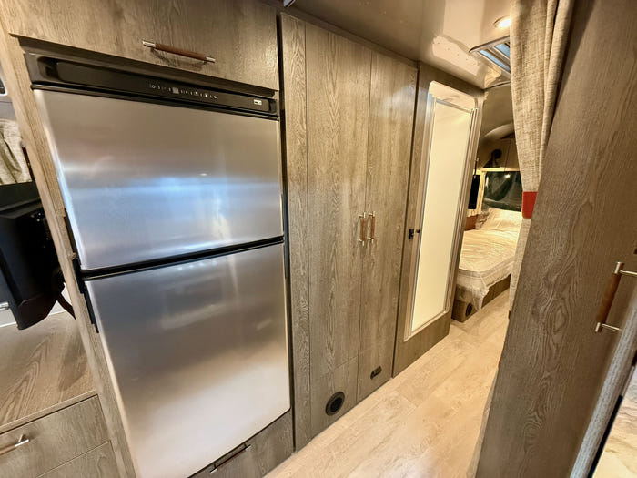 
New 2026 Airstream Stetson 27FBT Travel Trailer - Stetson/6666 Exterior - Stetson/6666 Interior - VIN: 1STTFYL20TJ579143 - Stock #R60023