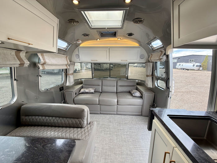 
Used 2022 Airstream Classic 30RB Travel Trailer - Comfort White Exterior - Earl Grey Interior - VIN: 1STJBYP22NJ559881 - Stock #RC1001