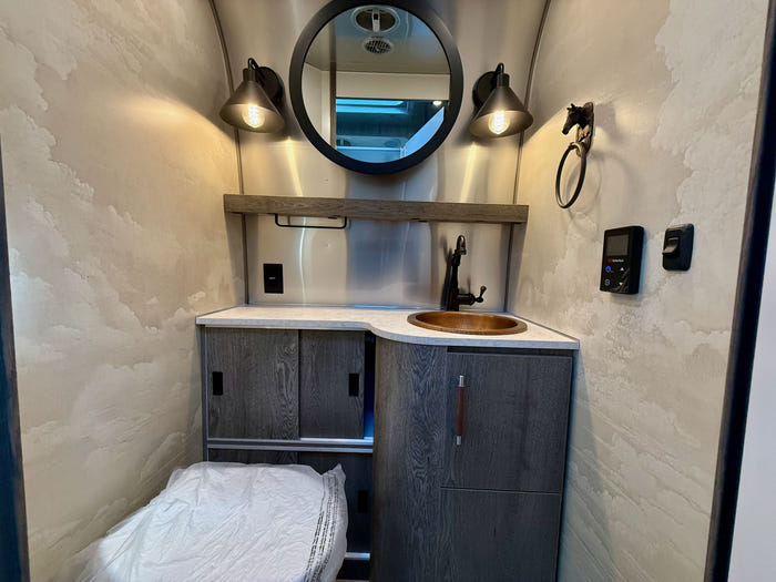 
New 2026 Airstream Stetson 27FBQ Travel Trailer - Stetson/6666 Exterior - Stetson/6666 Interior - VIN: 1STTFYL26TJ580118 - Stock #R60034