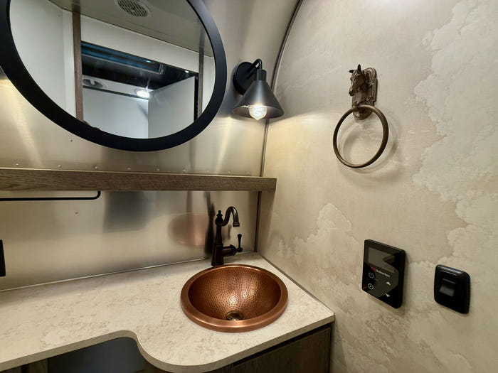 
New 2026 Airstream Stetson 27FBT Travel Trailer - Stetson/6666 Exterior - Stetson/6666 Interior - VIN: 1STTFYL20TJ579143 - Stock #R60023