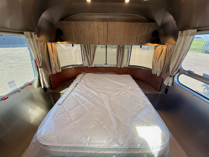 
New 2026 Airstream Stetson 27FBQ Travel Trailer - Stetson/6666 Exterior - Stetson/6666 Interior - VIN: 1STTFYL26TJ580118 - Stock #R60034