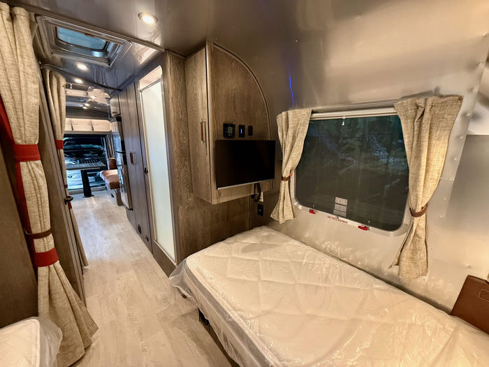 
New 2026 Airstream Stetson 27FBT Travel Trailer - Stetson/6666 Exterior - Stetson/6666 Interior - VIN: 1STTFYL20TJ579143 - Stock #R60023