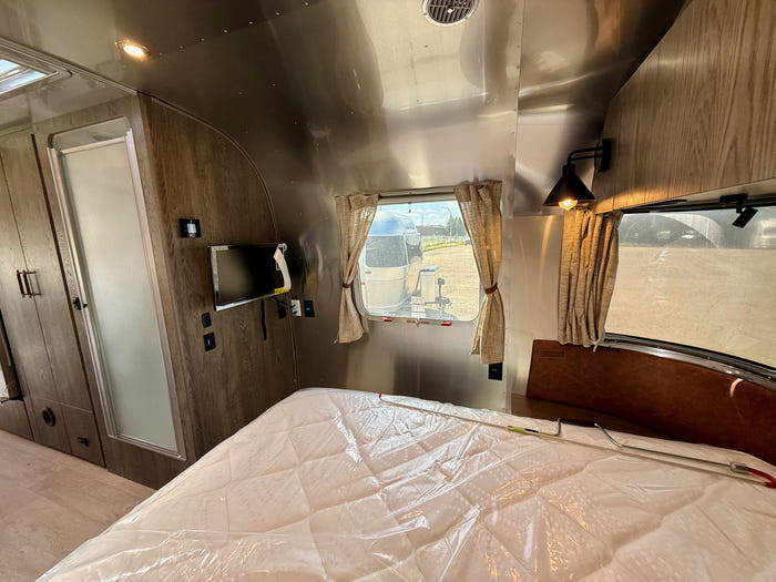 
New 2026 Airstream Stetson 27FBQ Travel Trailer - Stetson/6666 Exterior - Stetson/6666 Interior - VIN: 1STTFYL26TJ580118 - Stock #R60034