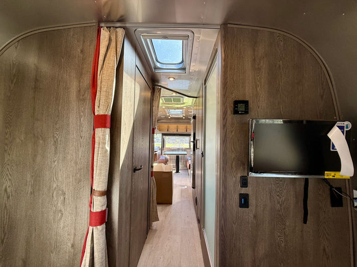 
New 2026 Airstream Stetson 27FBQ Travel Trailer - Stetson/6666 Exterior - Stetson/6666 Interior - VIN: 1STTFYL26TJ580118 - Stock #R60034