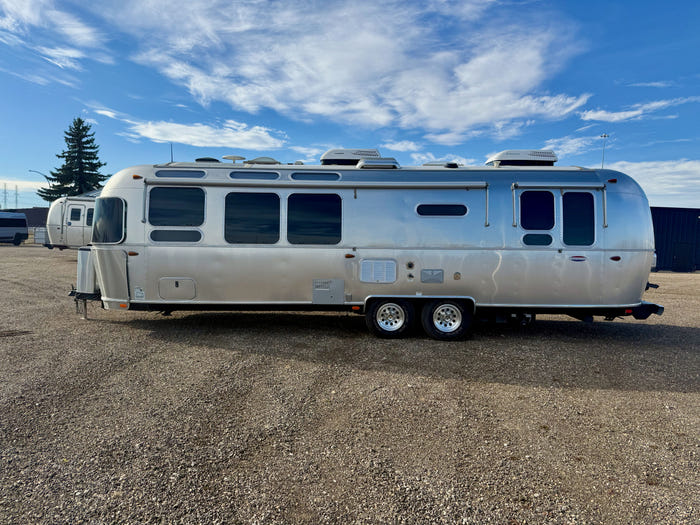 
Used 2017 Airstream International SERENITY 30 Rbq Travel Trailer - VIN: 1STJFYP29HJ538678 - Stock #RC1002