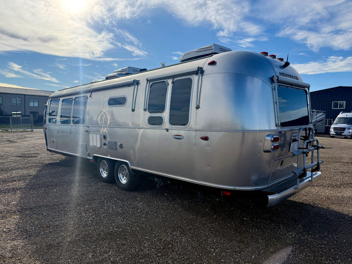 
Used 2017 Airstream International SERENITY 30 Rbq Travel Trailer - VIN: 1STJFYP29HJ538678 - Stock #RC1002