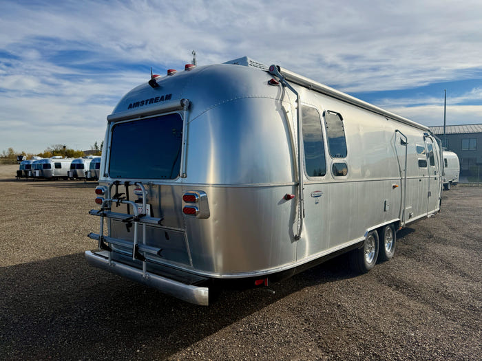 
Used 2017 Airstream International SERENITY 30 Rbq Travel Trailer - VIN: 1STJFYP29HJ538678 - Stock #RC1002