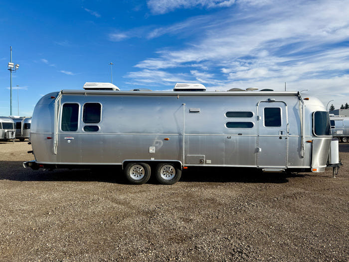
Used 2017 Airstream International SERENITY 30 Rbq Travel Trailer - VIN: 1STJFYP29HJ538678 - Stock #RC1002