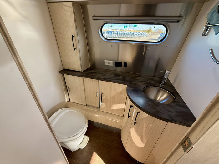 
Used 2017 Airstream International SERENITY 30 Rbq Travel Trailer - VIN: 1STJFYP29HJ538678 - Stock #RC1002