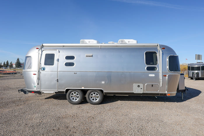 
New 2026 Airstream Flying Cloud 25FB Travel Trailer - Seattle Mist Exterior - Sunlit Maple Interior - VIN: 1STJ9YJ27TJ579965 - Stock #R60031