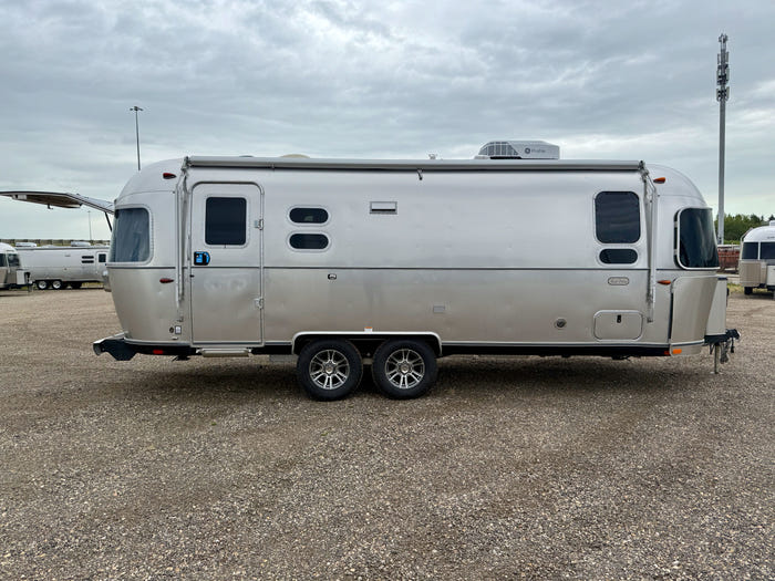
New 2026 Airstream Trade Wind 25FBT Travel Trailer - Fieldstone Exterior - River Oak Interior - VIN: 1STJVYJ25TJ579989 - Stock #R60029