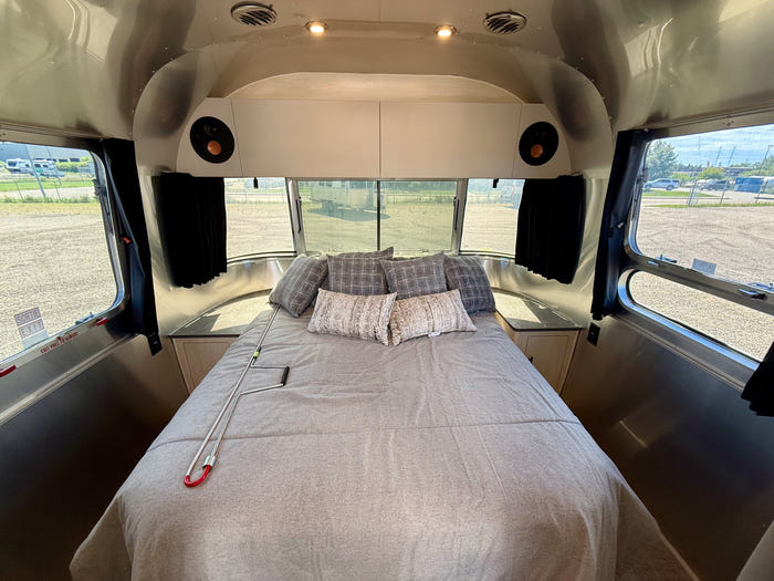 2025 Airstream Flying Cloud 27FBQ