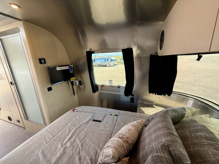 2025 Airstream Flying Cloud 27FBQ
