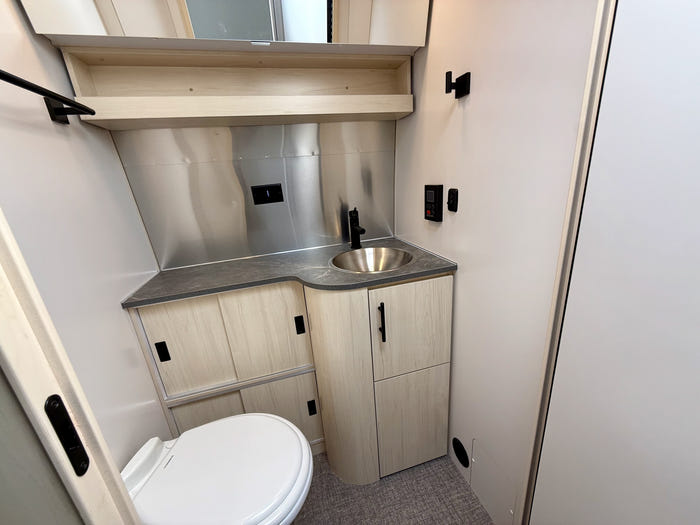 2025 Airstream Flying Cloud 27FBQ